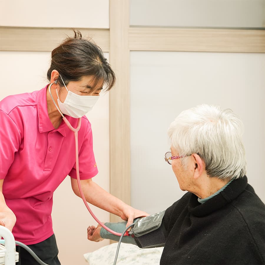 血圧を測る様子