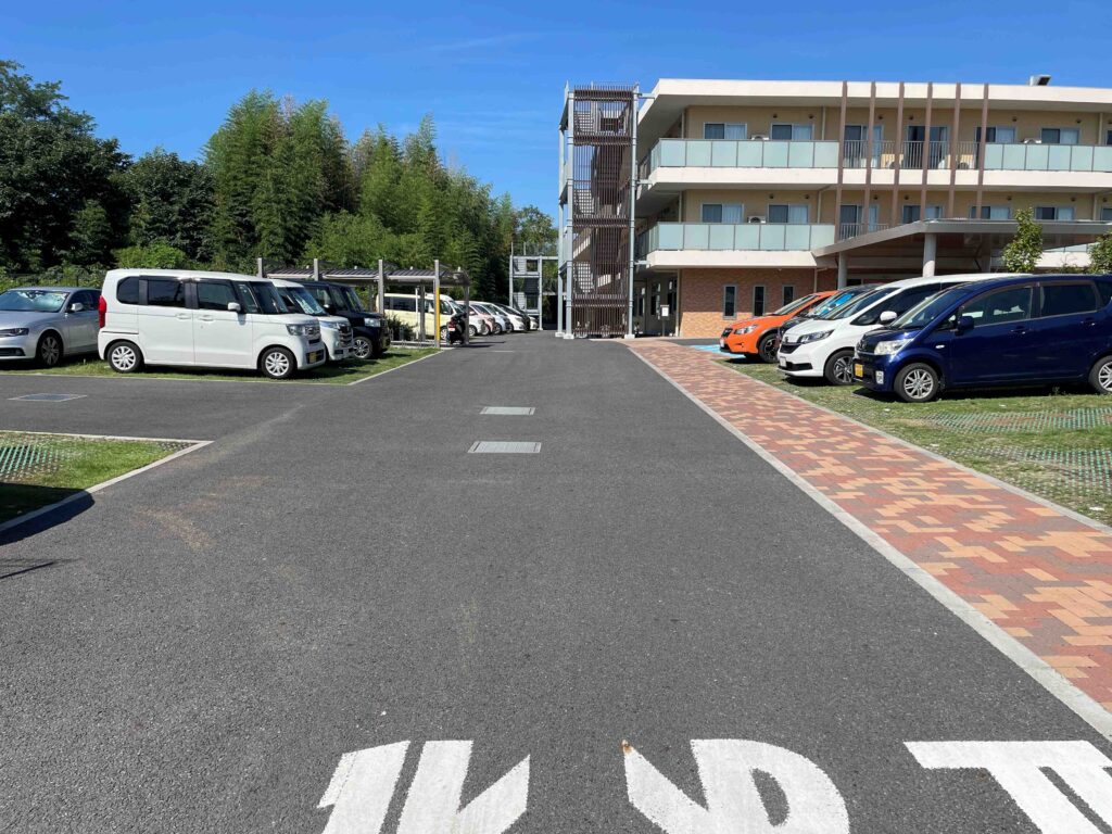 特別養護老人ホーム梨花の建物と駐車場
