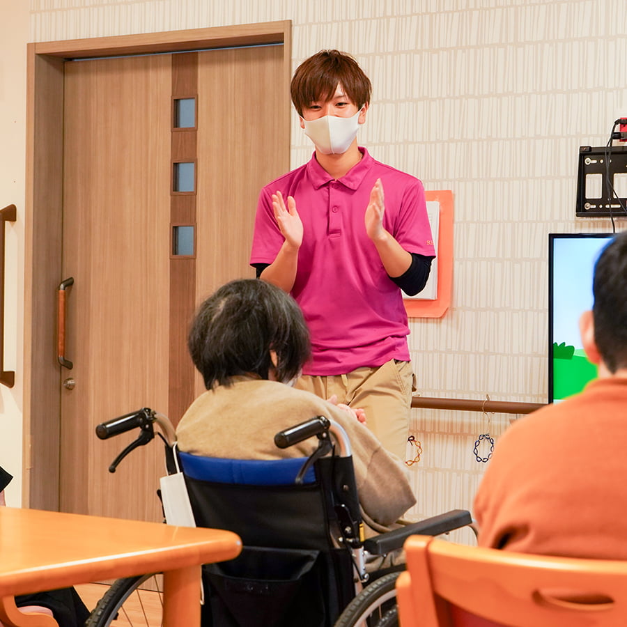 利用者様とレクリエーションをする様子